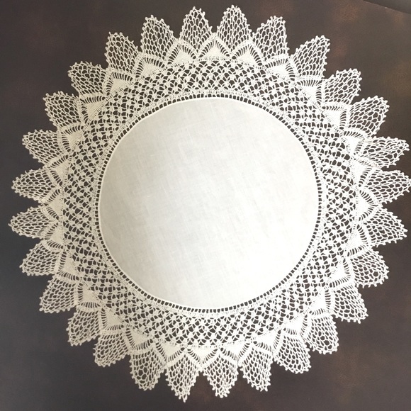 Vintage Round Tablecloth Doily Centerpiece Vase Lamp Dresser Scarf Crochet Lace - Picture 1 of 5